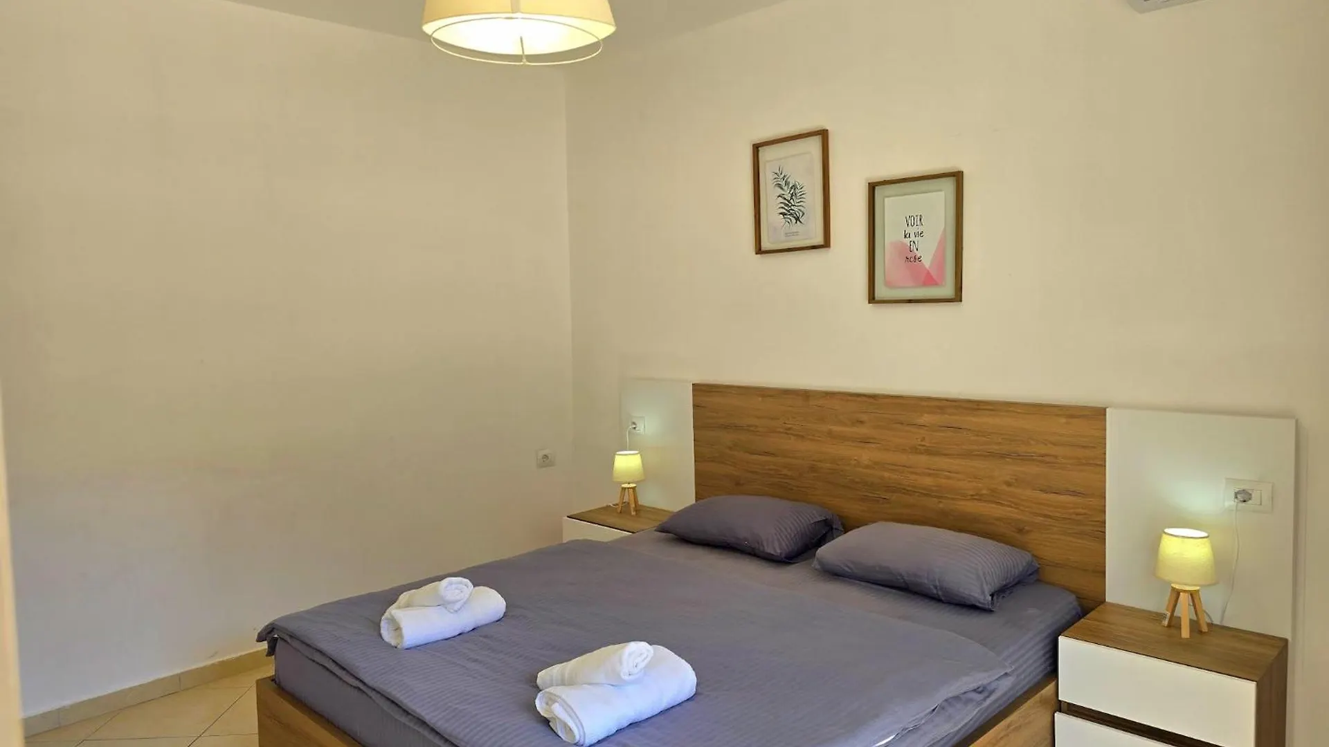 Two-Bedroom Holiday Apartment In Qerret ゴーレム